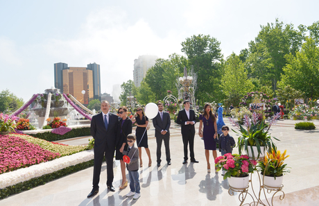 Президент Азербайджана и его супруга приняли участие в Празднике цветов (ФОТО)