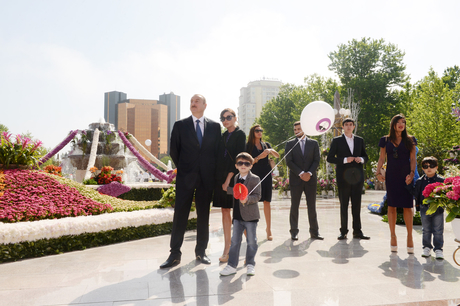 Президент Азербайджана и его супруга приняли участие в Празднике цветов (ФОТО)