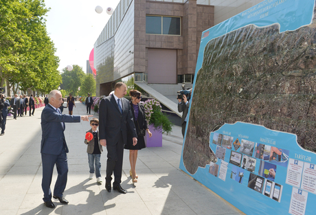 Президент Азербайджана и его супруга приняли участие в Празднике цветов (ФОТО)