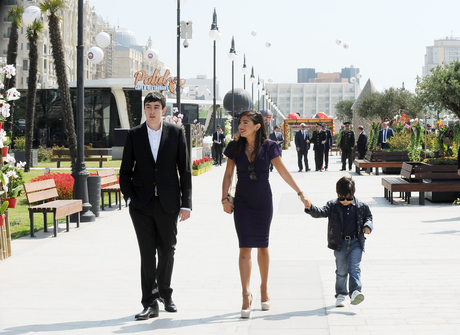 Президент Азербайджана и его супруга приняли участие в Празднике цветов (ФОТО)