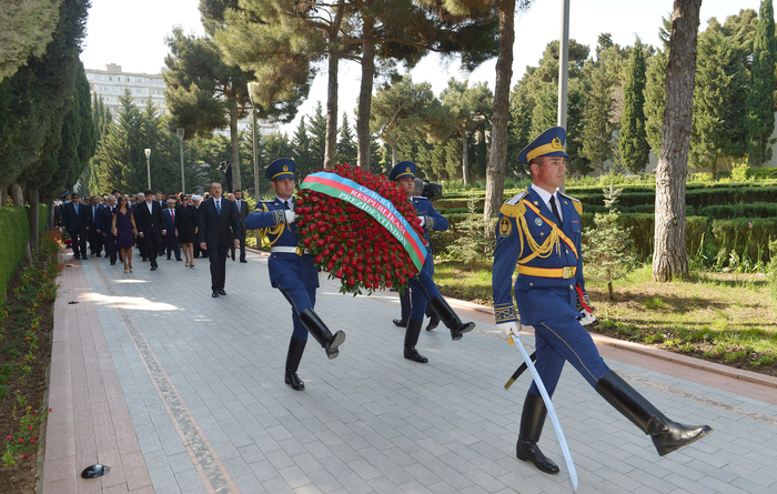 Президент Азербайджана и его супруга почтили память общенационального лидера Гейдара Алиева (версия 2) (ФОТО)