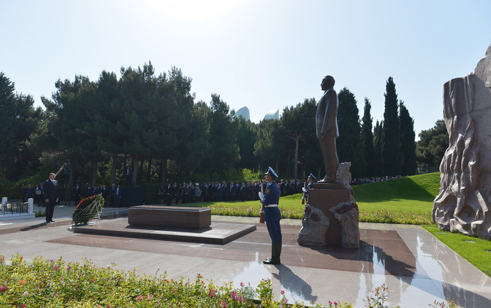 Президент Азербайджана и его супруга почтили память общенационального лидера Гейдара Алиева (версия 2) (ФОТО)