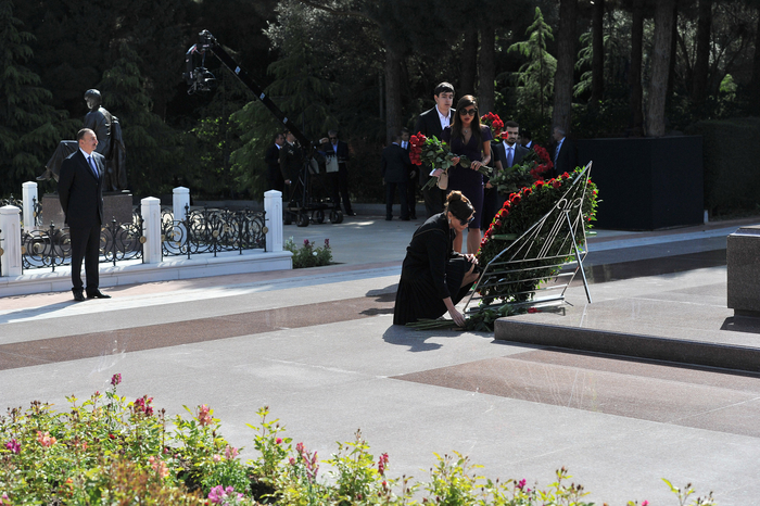 Президент Азербайджана и его супруга почтили память общенационального лидера Гейдара Алиева (версия 2) (ФОТО)