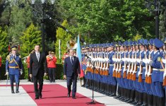 В Баку состоялась официальная церемония встречи Президента Франции (ФОТО)