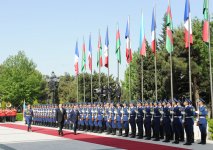 В Баку состоялась официальная церемония встречи Президента Франции (ФОТО)