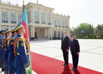 В Баку состоялась официальная церемония встречи Президента Франции (ФОТО)