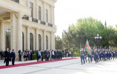 В Баку состоялась официальная церемония встречи Президента Франции (ФОТО)