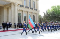 В Баку состоялась официальная церемония встречи Президента Франции (ФОТО)