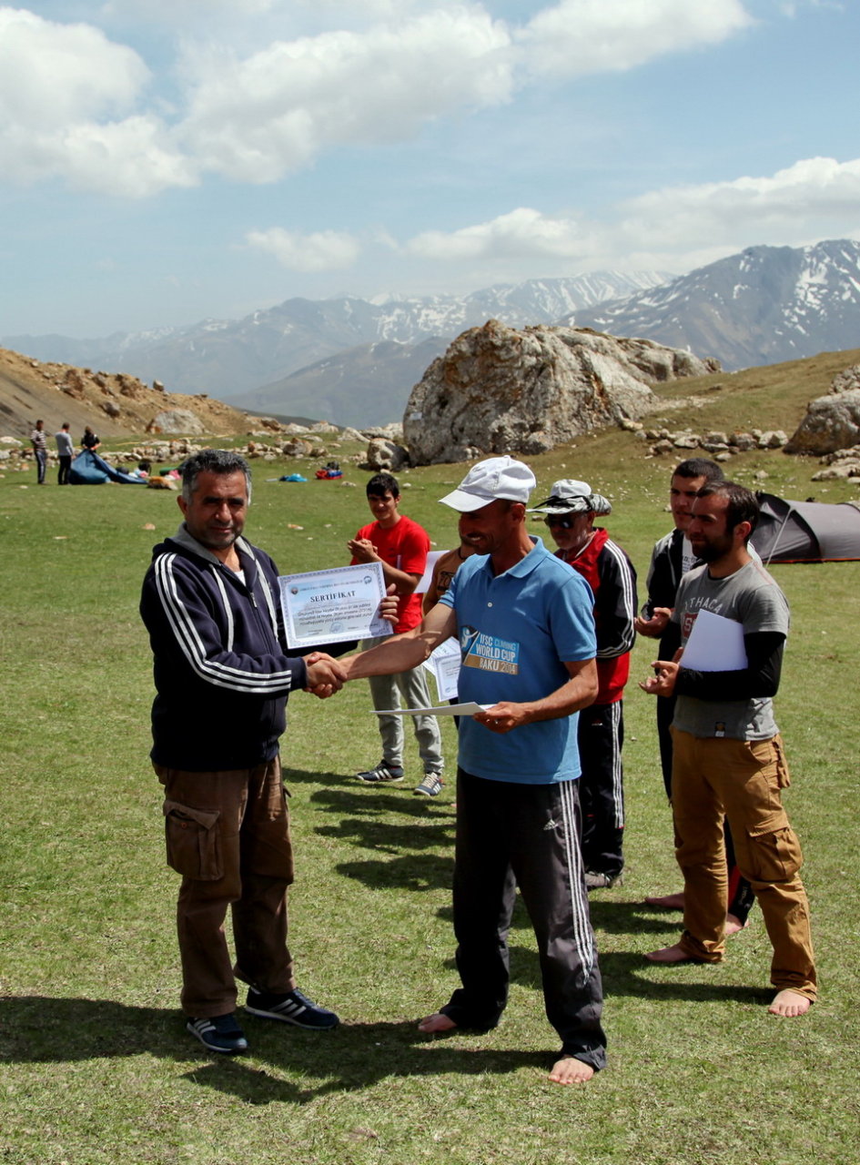 Члены Объединения фотографов Азербайджана совершили восхождение на пик имени Гейдара Алиева (ФОТО)