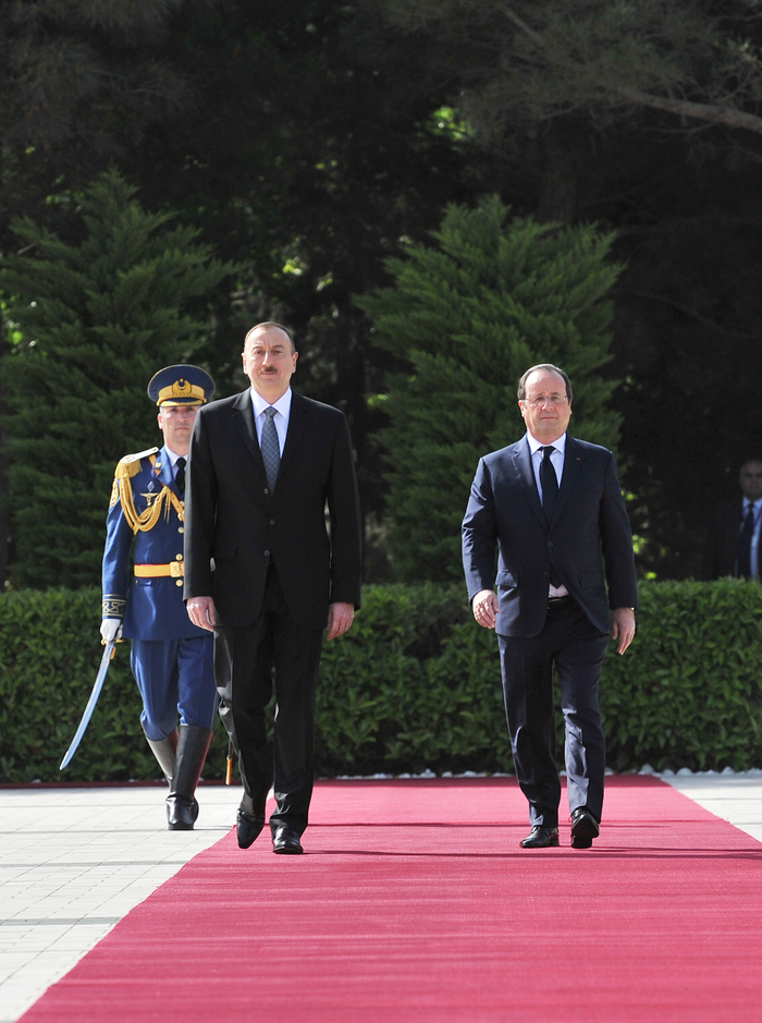 В Баку состоялась официальная церемония встречи Президента Франции (ФОТО)