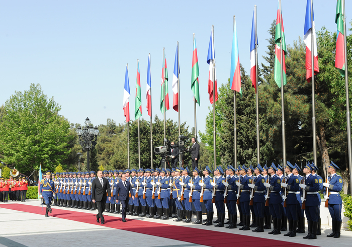 В Баку состоялась официальная церемония встречи Президента Франции (ФОТО)