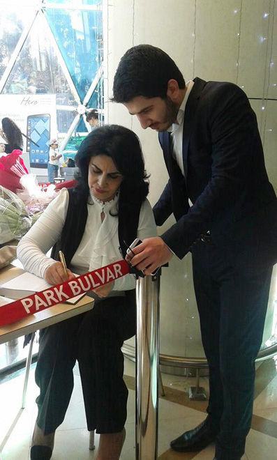 Ханым Исмайылгызы провела автограф-сессию новой книги "Дождь молитв" (ФОТО)