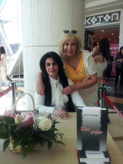 Ханым Исмайылгызы провела автограф-сессию новой книги "Дождь молитв" (ФОТО)