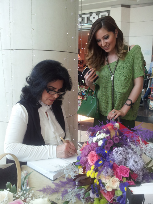 Ханым Исмайылгызы провела автограф-сессию новой книги "Дождь молитв" (ФОТО)