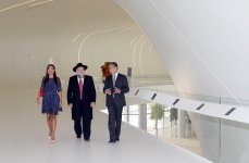 Президент Федерации еврейской общины России ознакомился с Центром Гейдара Алиева (ФОТО)