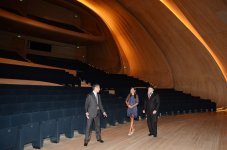 Президент Федерации еврейской общины России ознакомился с Центром Гейдара Алиева (ФОТО)