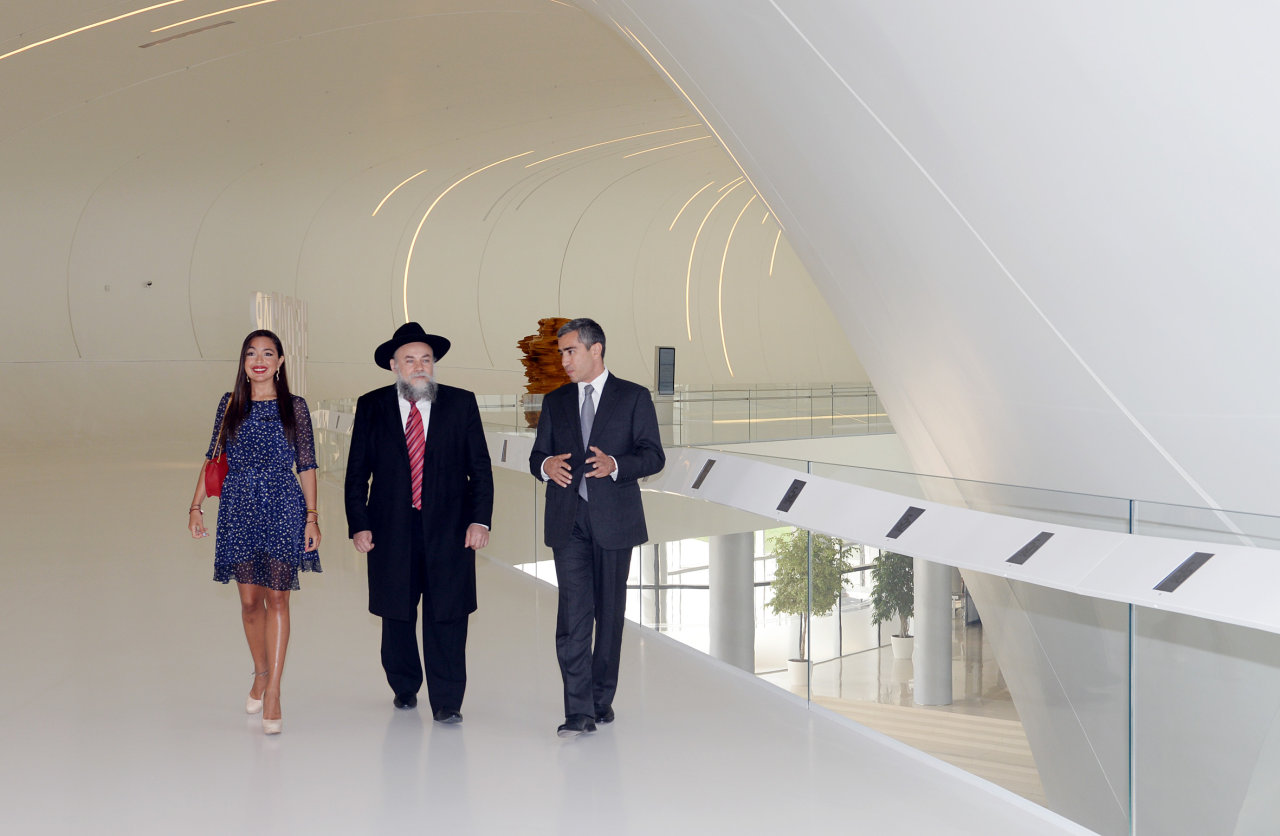 Президент Федерации еврейской общины России ознакомился с Центром Гейдара Алиева (ФОТО)