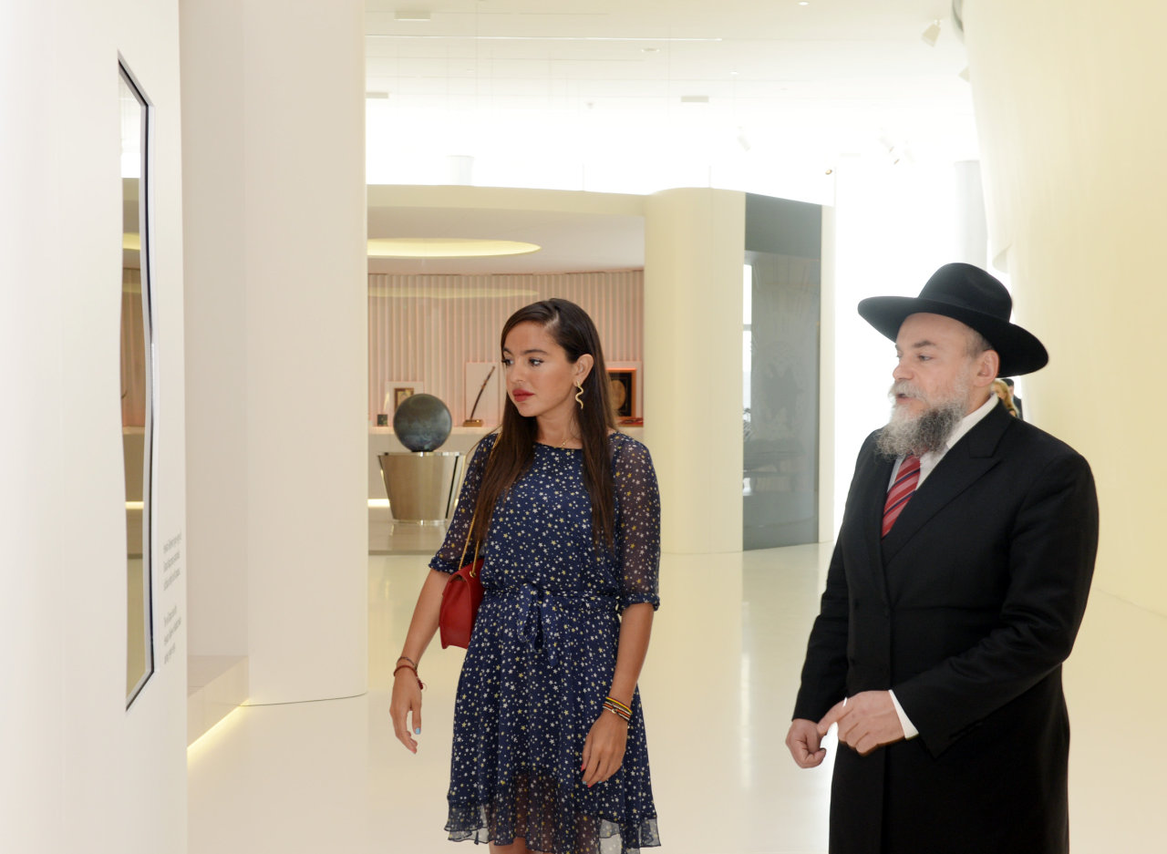 Президент Федерации еврейской общины России ознакомился с Центром Гейдара Алиева (ФОТО)