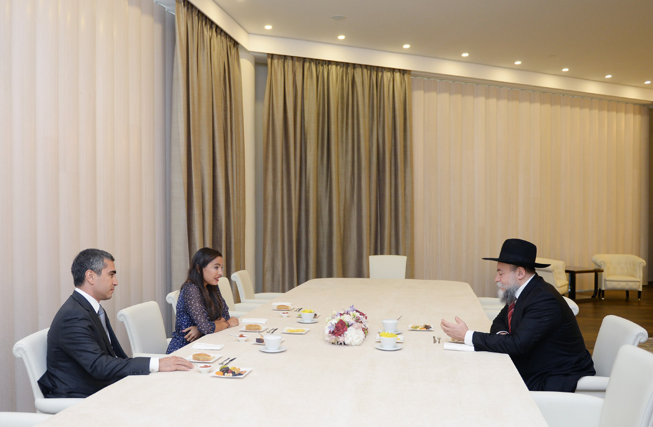 Президент Федерации еврейской общины России ознакомился с Центром Гейдара Алиева (ФОТО)