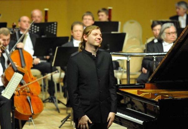 Победитель конкурса имени королевы Елизаветы Денис Кожухин выступил в Баку (ФОТО)