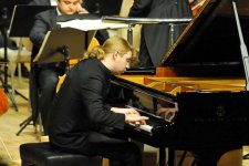 Победитель конкурса имени королевы Елизаветы Денис Кожухин выступил в Баку (ФОТО)