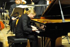 Победитель конкурса имени королевы Елизаветы Денис Кожухин выступил в Баку (ФОТО)