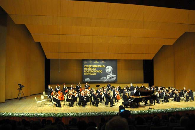 Победитель конкурса имени королевы Елизаветы Денис Кожухин выступил в Баку (ФОТО)