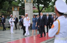 Президент Азербайджана посетил Мемориал павшим героям во Вьетнаме (ФОТО)