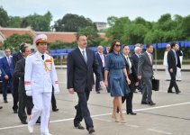 Президент Азербайджана посетил мавзолей Хо Ши Мина в Ханое (ФОТО)