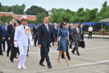 Президент Азербайджана посетил мавзолей Хо Ши Мина в Ханое (ФОТО)