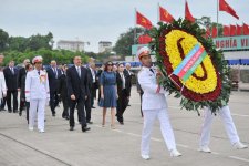 Президент Азербайджана посетил мавзолей Хо Ши Мина в Ханое (ФОТО)