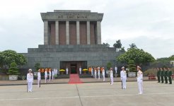 Президент Азербайджана посетил мавзолей Хо Ши Мина в Ханое (ФОТО)