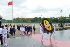 Президент Азербайджана посетил мавзолей Хо Ши Мина в Ханое (ФОТО)