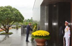 Президент Азербайджана посетил мавзолей Хо Ши Мина в Ханое (ФОТО)