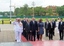 Президент Азербайджана посетил мавзолей Хо Ши Мина в Ханое (ФОТО)