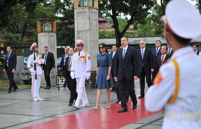 Президент Азербайджана посетил Мемориал павшим героям во Вьетнаме (ФОТО)