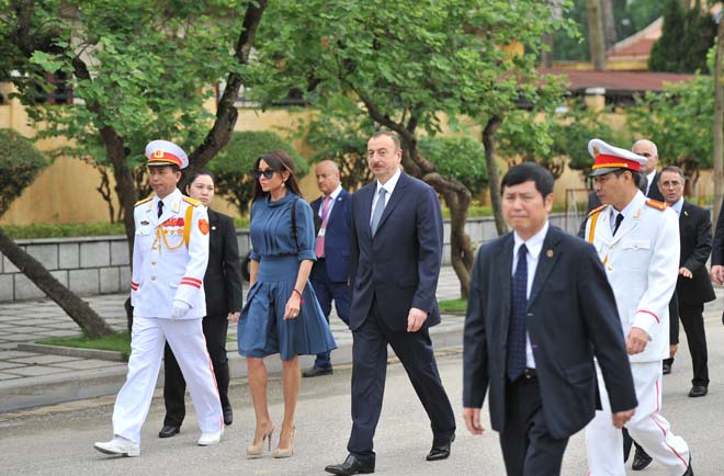 Президент Азербайджана посетил мавзолей Хо Ши Мина в Ханое (ФОТО)