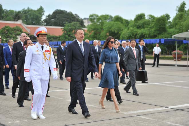 Президент Азербайджана посетил мавзолей Хо Ши Мина в Ханое (ФОТО)