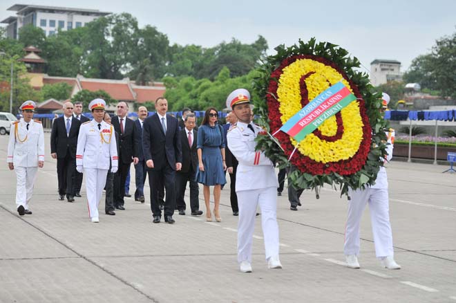 Президент Азербайджана посетил мавзолей Хо Ши Мина в Ханое (ФОТО)