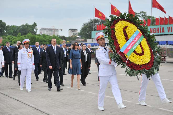 Президент Азербайджана посетил мавзолей Хо Ши Мина в Ханое (ФОТО)