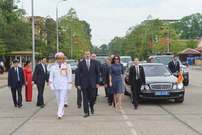 Президент Азербайджана посетил мавзолей Хо Ши Мина в Ханое (ФОТО)