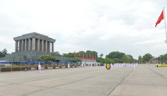 Президент Азербайджана посетил мавзолей Хо Ши Мина в Ханое (ФОТО)