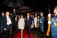 Президент Азербайджана прибыл с рабочим визитом в Китай (ФОТО)