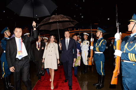 Президент Азербайджана прибыл с рабочим визитом в Китай (ФОТО)