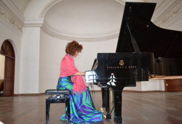 Турецкая оперная певица сняла в Баку проект на композицию Рашида Бейбутова “Sevgilim” (ФОТО)