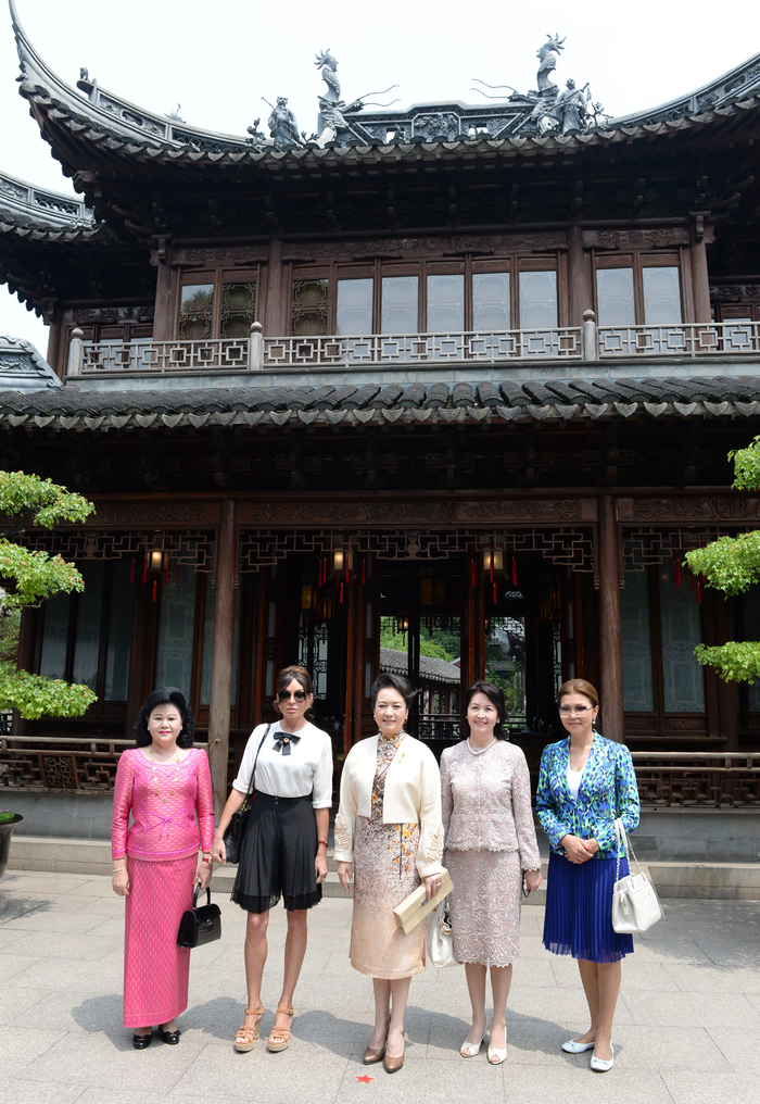 Первая леди Азербайджана Мехрибан Алиева ознакомилась с парком «Юй Юань» в Шанхае (ФОТО)