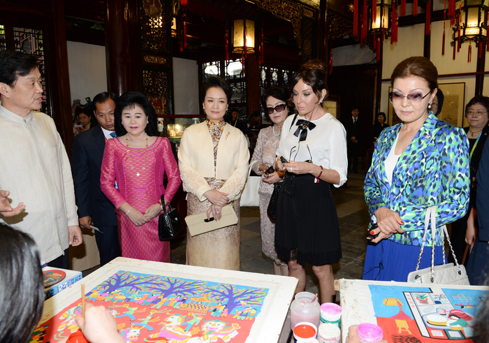 Первая леди Азербайджана Мехрибан Алиева ознакомилась с парком «Юй Юань» в Шанхае (ФОТО)