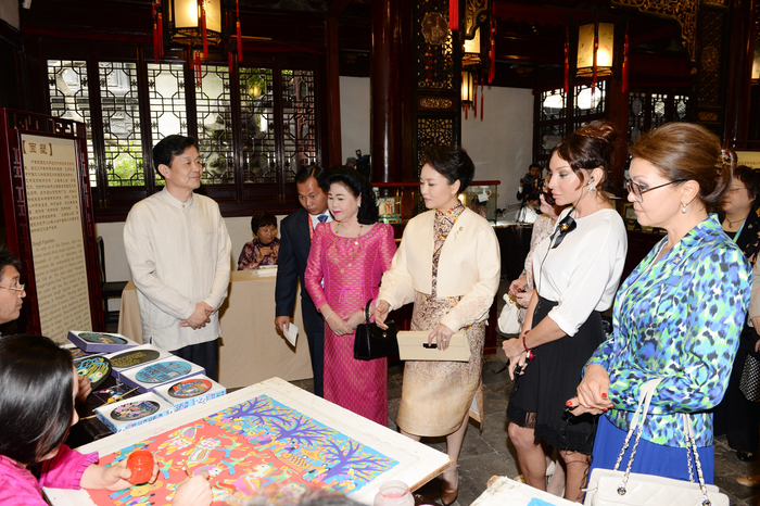 Первая леди Азербайджана Мехрибан Алиева ознакомилась с парком «Юй Юань» в Шанхае (ФОТО)