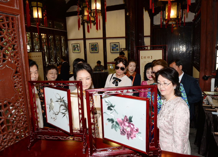 Первая леди Азербайджана Мехрибан Алиева ознакомилась с парком «Юй Юань» в Шанхае (ФОТО)