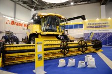 Президент Ильхам Алиев ознакомился с международными выставками пищевой промышленности и сельского хозяйства (ФОТО)